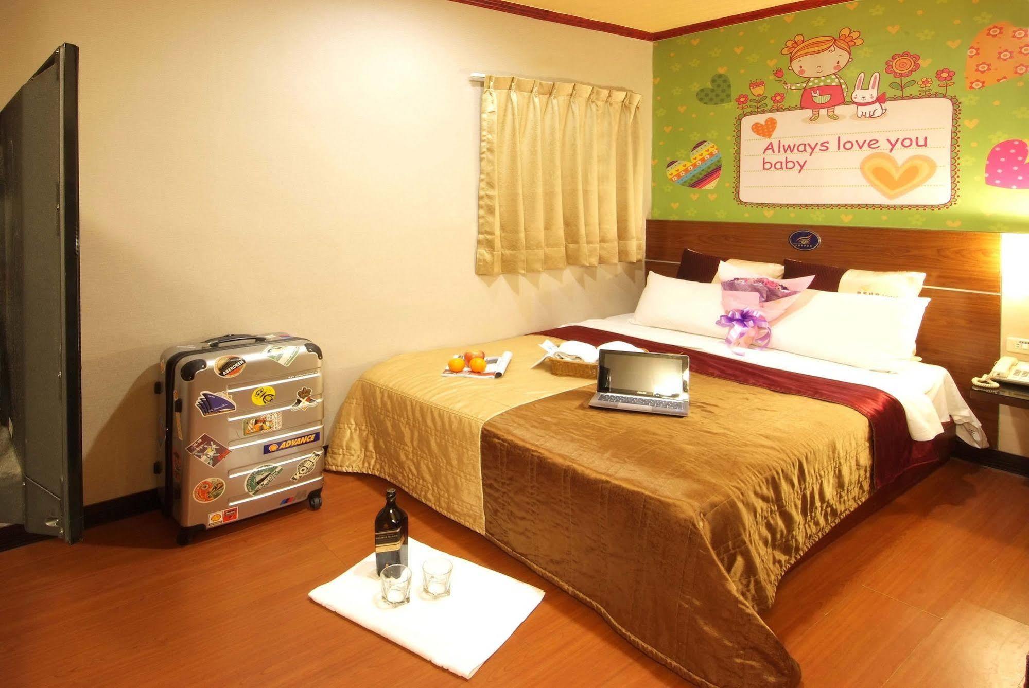 Golden Swallow Hotel Синьчжу Экстерьер фото